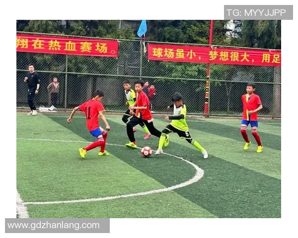 弯腰走足球明星的精彩瞬间视频集锦让你领略球场魅力与风采